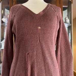 TRENDY V-NECK SLIGHTY DESTRUCTED SWEATER!